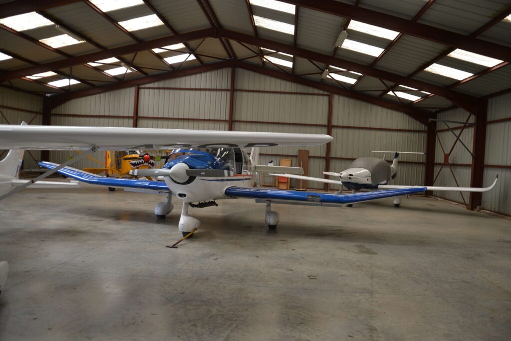 Avion dans hangar